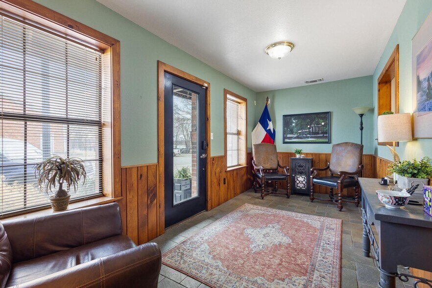 More Photos Of 211 N Main St, Bonham Office Residential For Sale