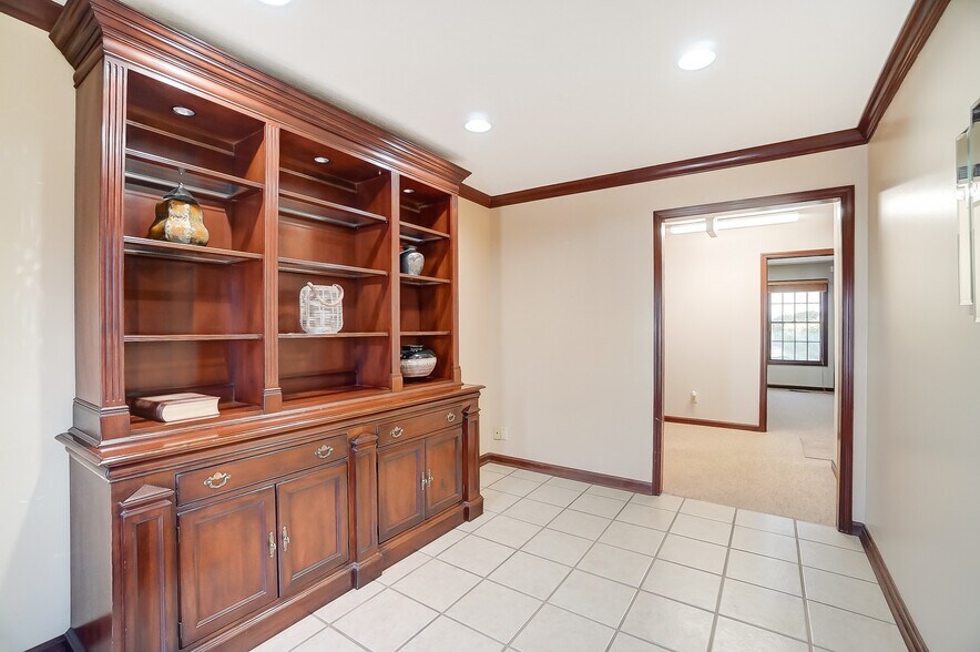 More Photos Of 830 E Franklin St, Centerville Medical For Sale