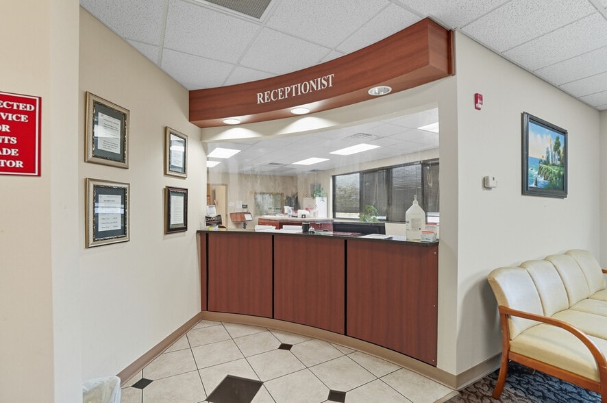 More Photos Of 916-920 W Market St, Lima Medical For Lease