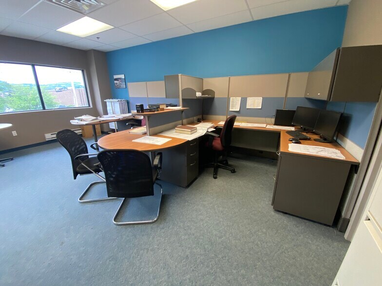 More Photos Of 8 N Corporate Dr, Riverdale Warehouse For Lease