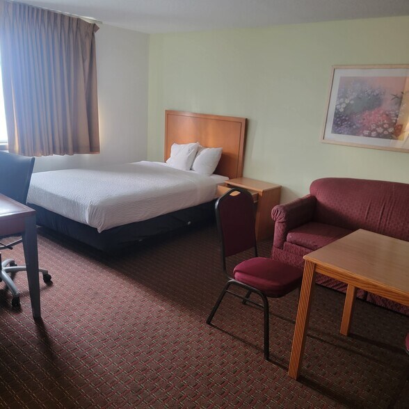 More Photos Of 3040 5th Ave S, Fort Dodge Hotel For Sale