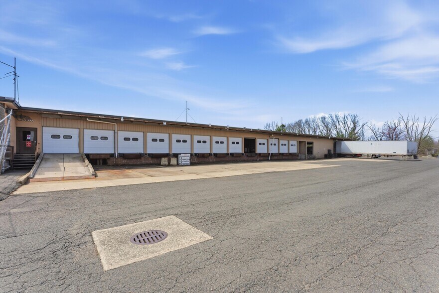 More Photos Of 100 Progress Ave, Springfield Truck Terminal For Lease