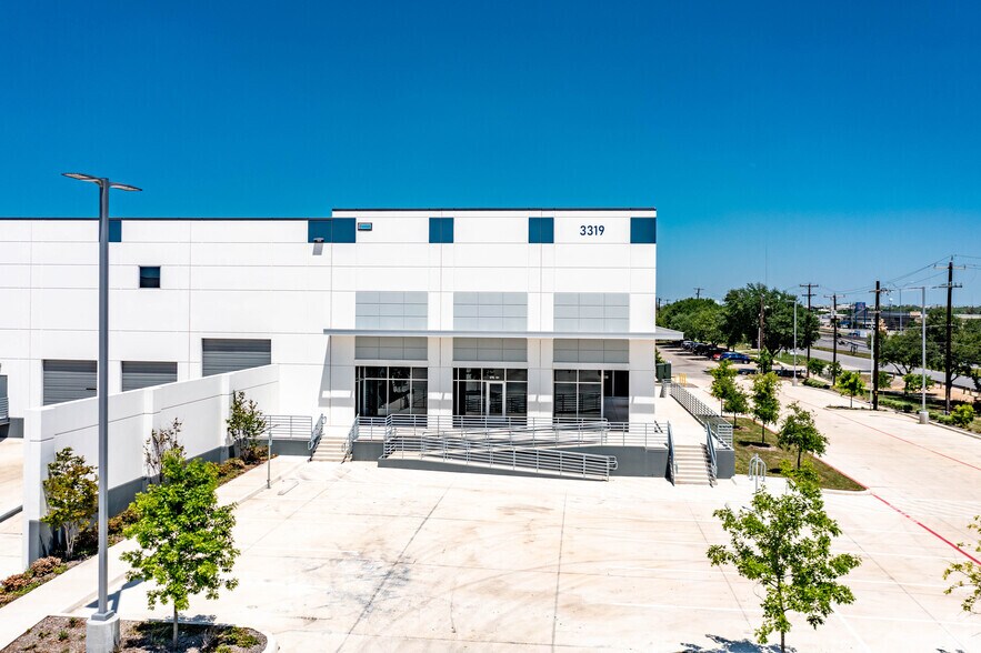 More Photos Of 3319 N Panam Expy, San Antonio Distribution For Lease