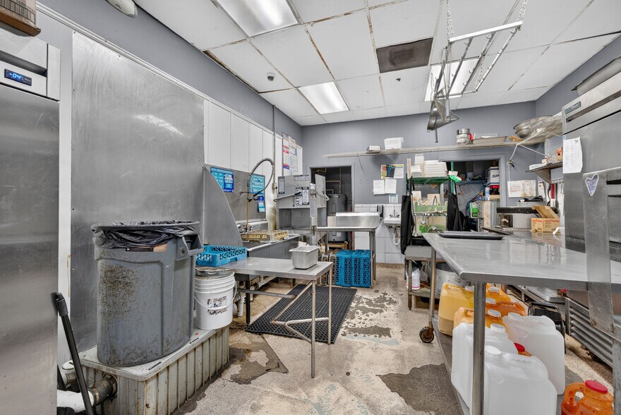 More Photos Of 14286 Beach Blvd, Jacksonville Beach General Retail For Sale