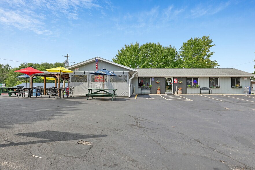 More Photos Of 309 Trail St, La Valle Restaurant For Sale