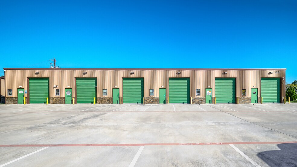 More Photos Of 1231 Space Park Dr, Houston Flex For Lease