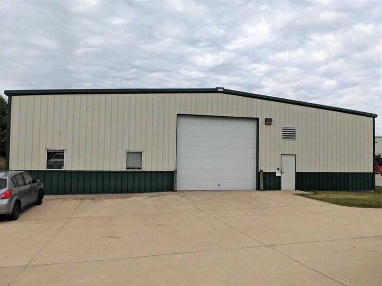 More Photos Of 14150 Carole Dr, Bloomington Flex For Lease