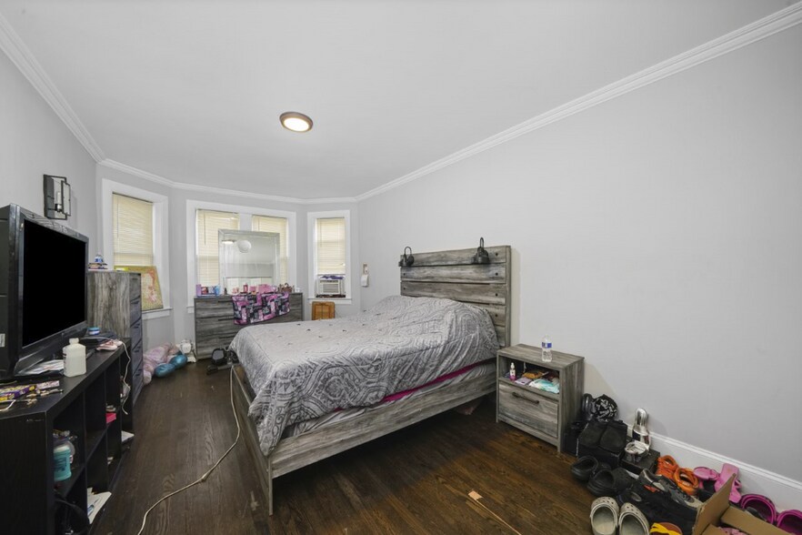 More Photos Of 4401-4407 W Iowa St, Chicago Apartments For Sale