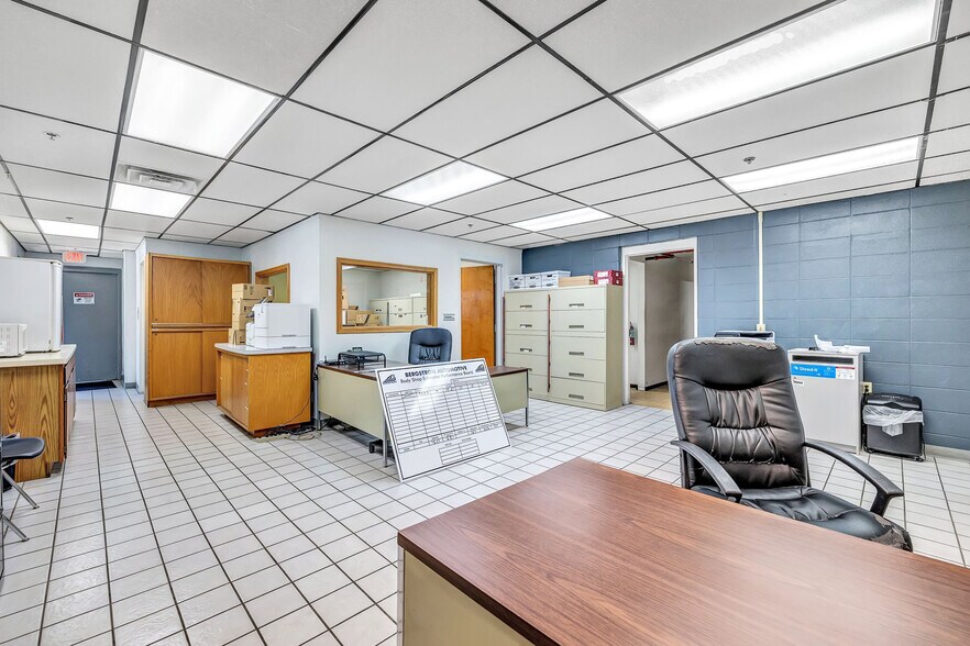 More Photos Of 1988 E Mason St, Green Bay Auto Dealership For Sale