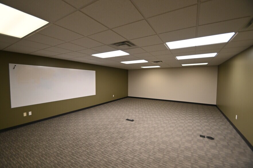 More Photos Of 1501 21st Ave N, Fargo Light Manufacturing For Lease
