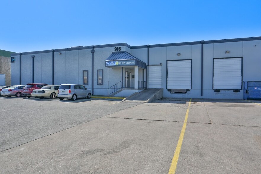 More Photos Of 910-916 Avenue M, Grand Prairie Warehouse For Sale