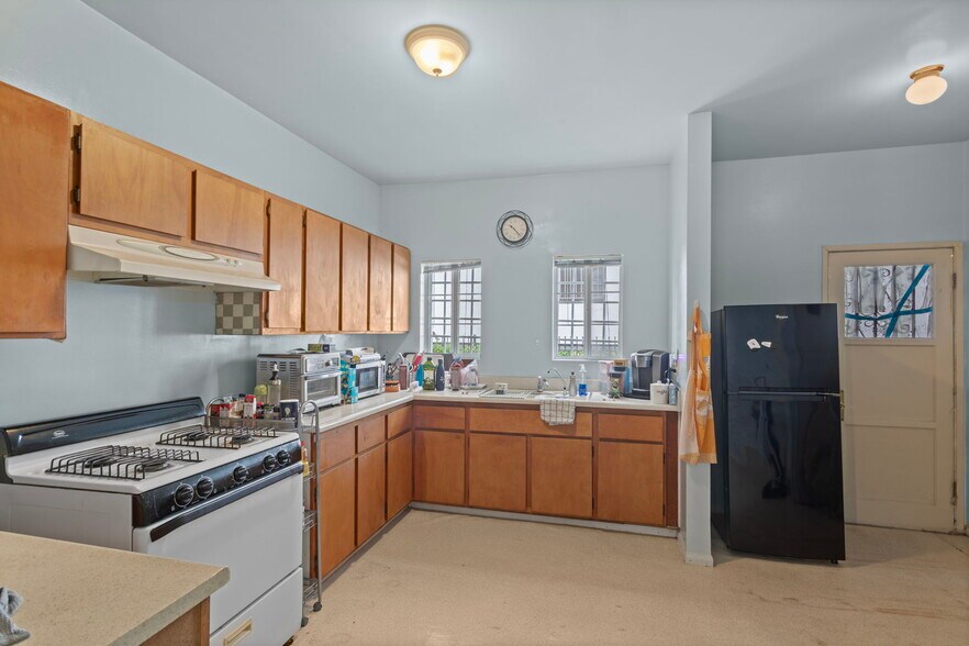 More Photos Of 1053 S Oxford Ave, Los Angeles Apartments For Sale