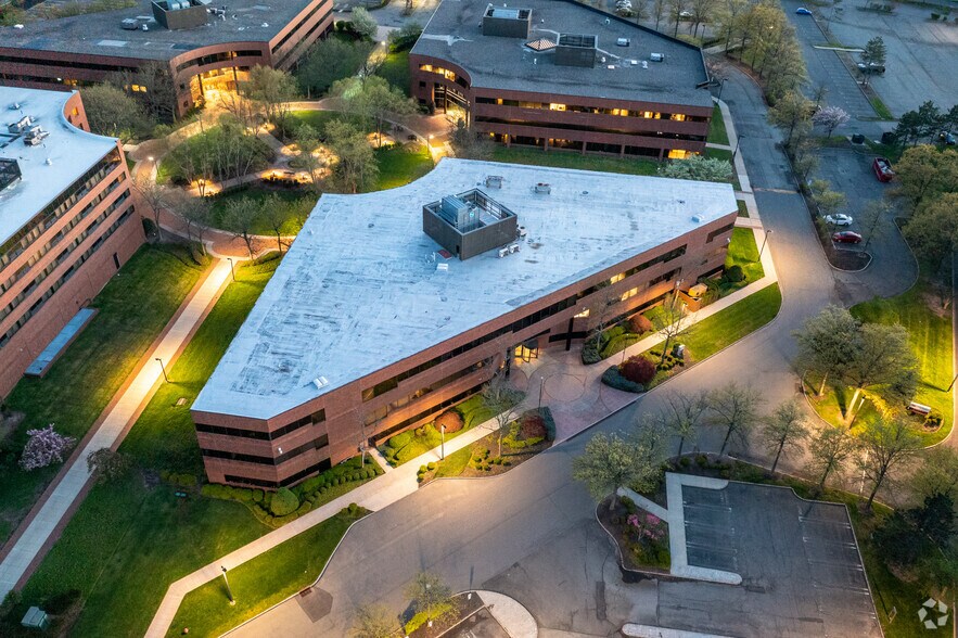 More Photos Of 2045 Lincoln Hwy, Edison Office For Lease