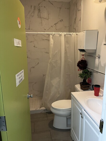 More Photos Of 1618 7th St NW, Washington Storefront Retail Office For Lease