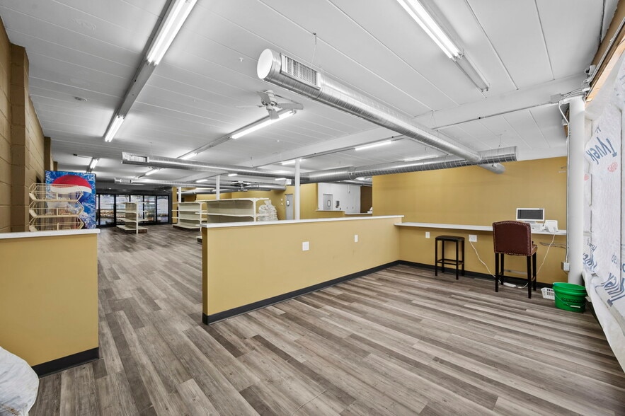 More Photos Of 755 N Snelling Ave N, Saint Paul Storefront For Lease