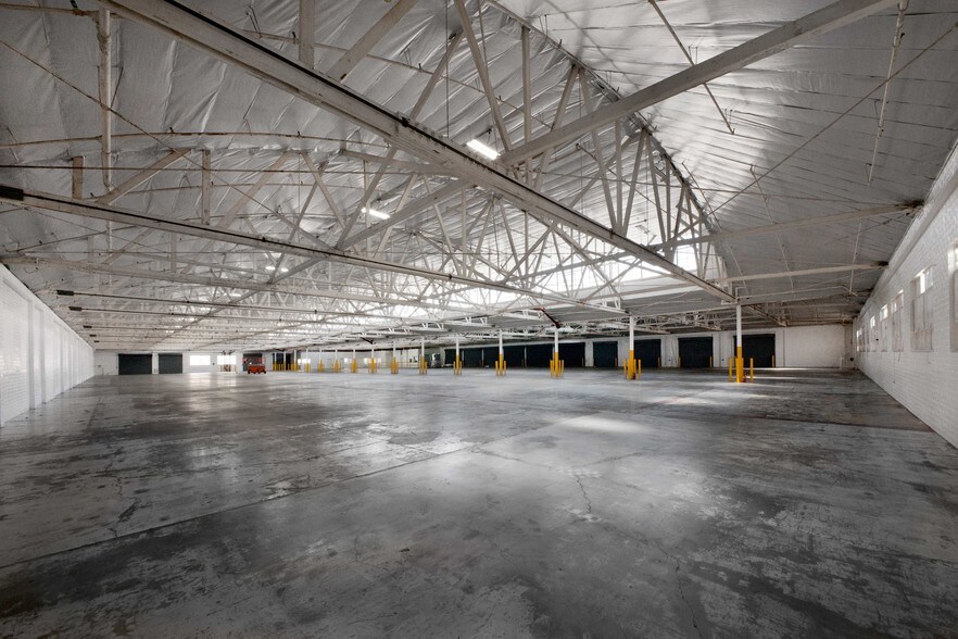 More Photos Of 12920 Simms Ave, Hawthorne Truck Terminal For Lease