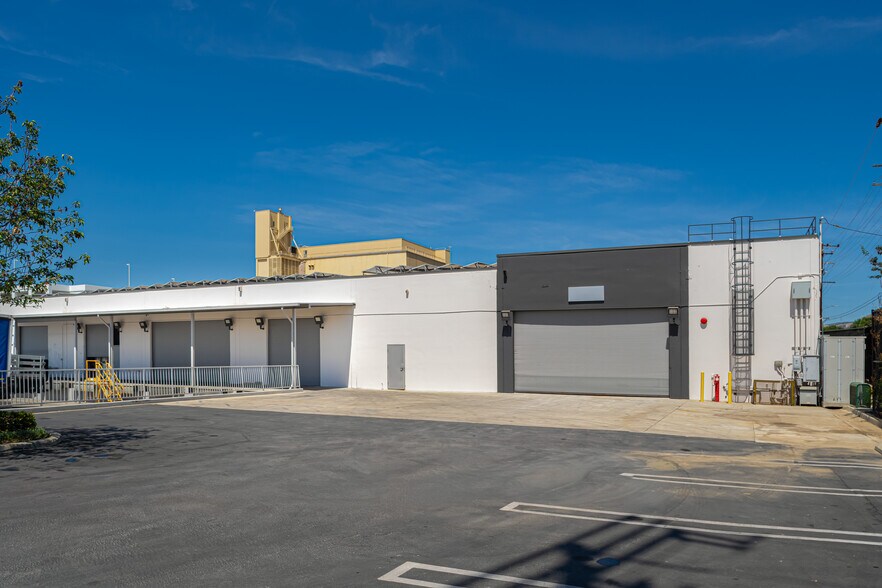 More Photos Of 15148 Bledsoe St, Sylmar Unknown For Lease