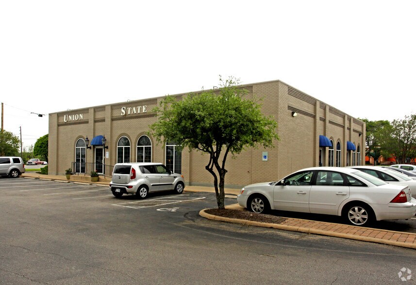 More Photos Of 902 Palm Valley Blvd, Round Rock Bank For Lease
