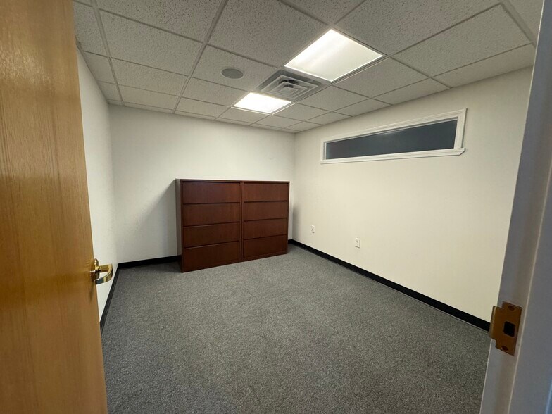 More Photos Of 901 Farmington Ave, West Hartford Medical For Lease