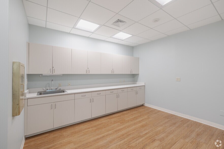 More Photos Of 735 Johnnie Dodds Blvd, Mount Pleasant Medical For Lease