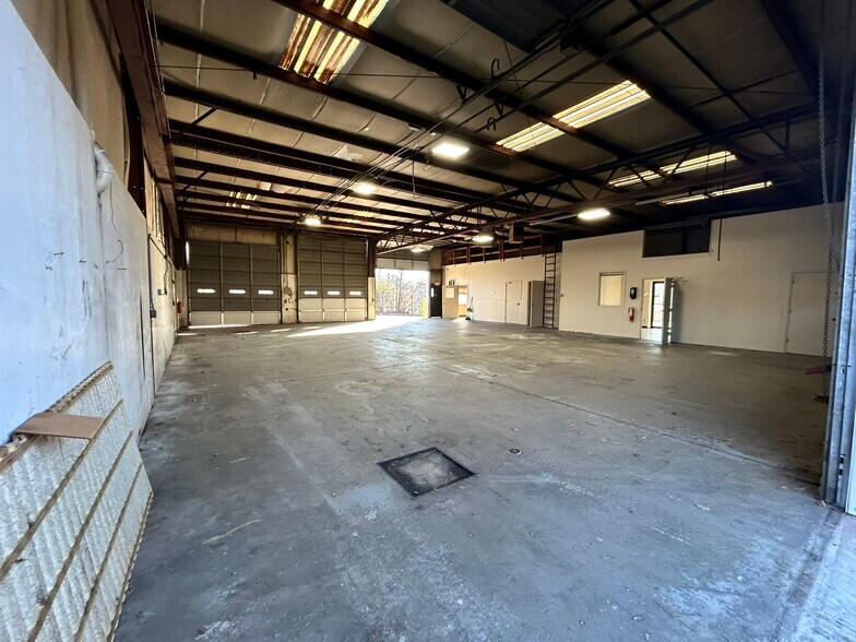 More Photos Of 314 Cash Memorial Blvd, Forest Park Warehouse For Lease