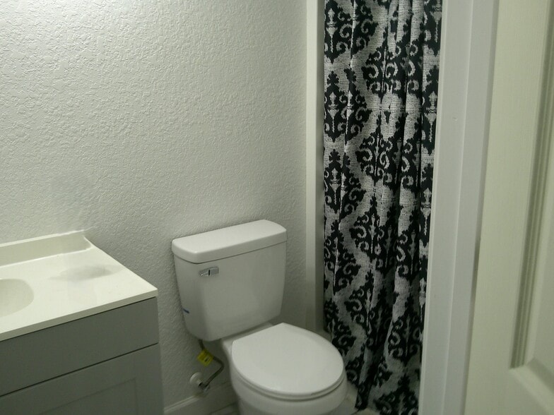 More Photos Of 970 McDonald St, Waycross Flex For Sale