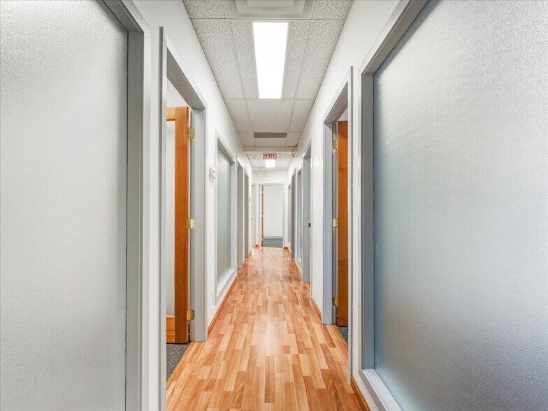 More Photos Of 470-560 Kingsway, Vancouver Storefront For Sale