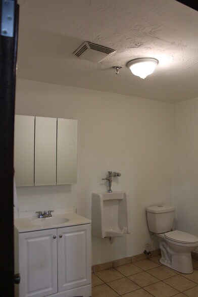 More Photos Of 1970 NW 70th Ave, Miami Warehouse For Lease