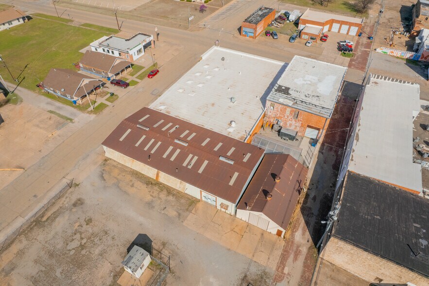 More Photos Of 221 N Cleveland Ave, Cushing Department Store For Sale