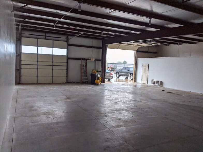 More Photos Of 11529-11531 Portal Rd, La Vista Warehouse For Lease