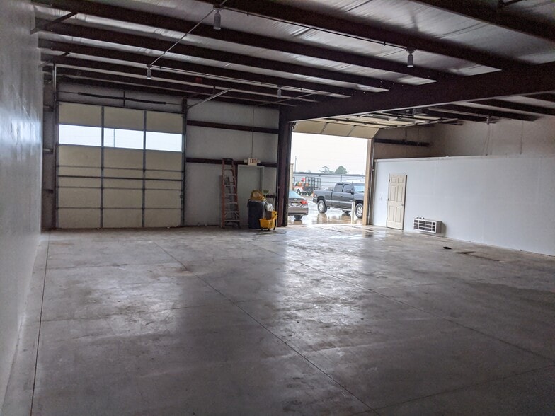 More Photos Of 11529-11531 Portal Rd, La Vista Warehouse For Lease
