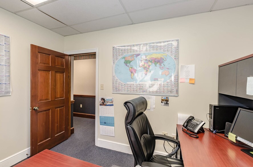 More Photos Of 215 Church St, Lenoir Office For Sale