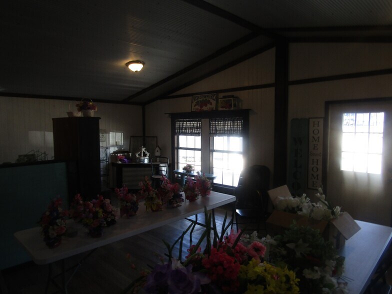 More Photos Of 9 NW Martin Luther King Ave, Idabel General Retail For Sale
