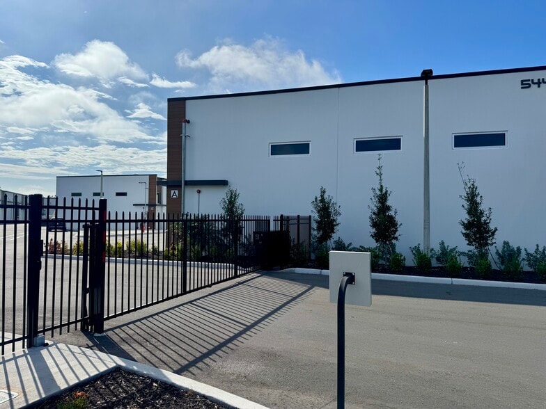 More Photos Of 5431-5451 Communications Pky, Lakewood Rnch, Lakewood Ranch Showroom For Sale