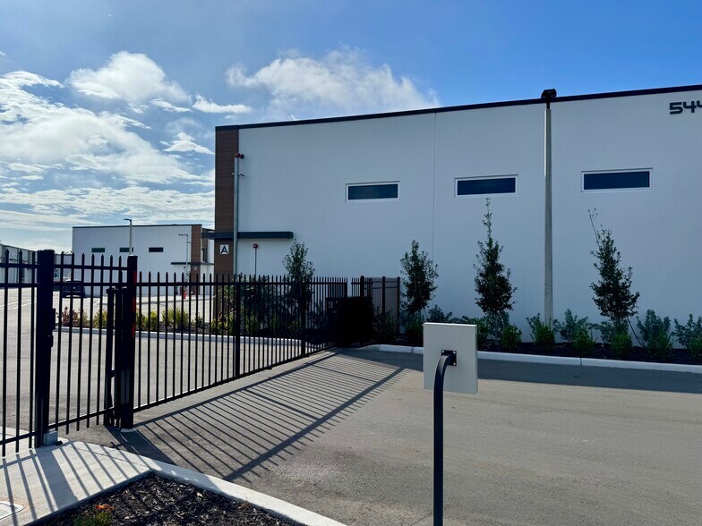 More Photos Of 5451 Communications Pky, Lakewood Ranch Showroom For Sale