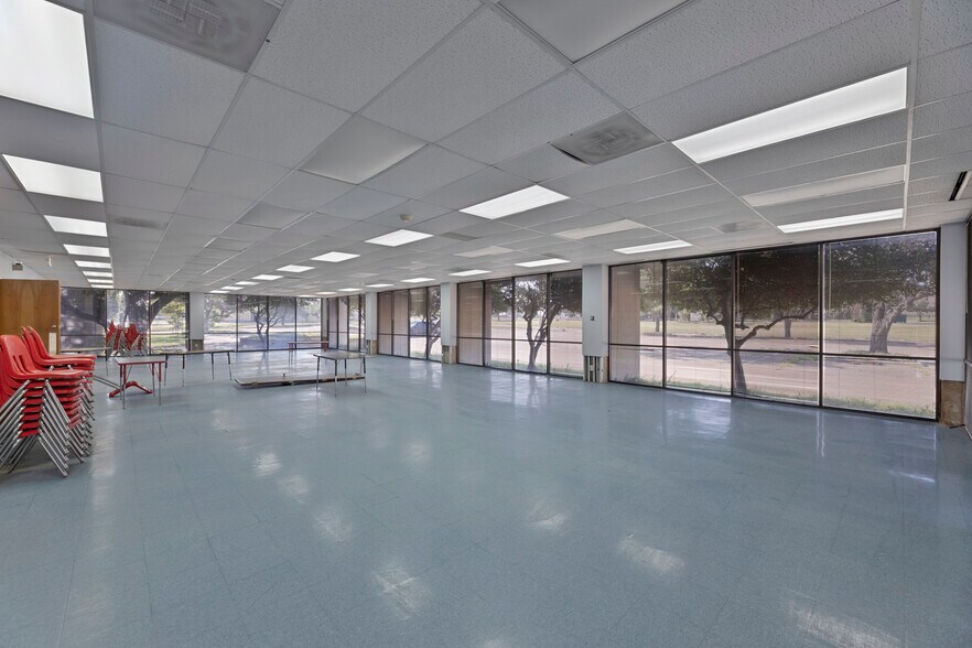 More Photos Of 4221 S Walton Walker Blvd, Dallas Office For Sale
