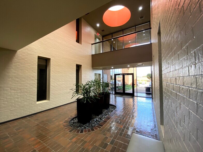 More Photos Of 1702 N Collins Blvd, Richardson Office For Lease