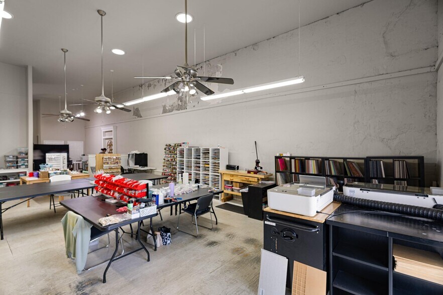 More Photos Of 110 E Main St, Whitesboro Storefront For Lease