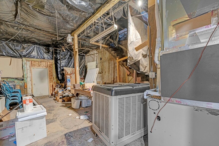 More Photos Of 122 W Main St, Florence Storefront For Sale