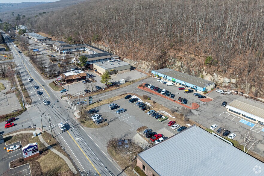 More Photos Of 427 Winsted Rd, Torrington Freestanding For Lease