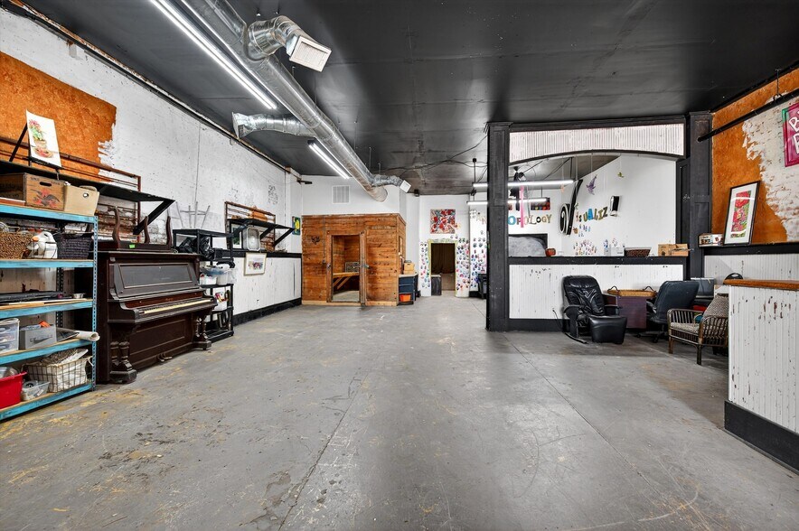 More Photos Of 205-207 E Houston St, Sherman Storefront Retail Residential For Sale