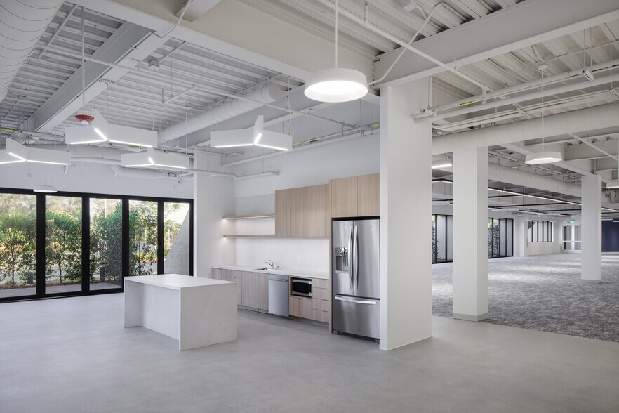 More Photos Of 2051 Palomar Airport Rd, Carlsbad Research And Development For Lease