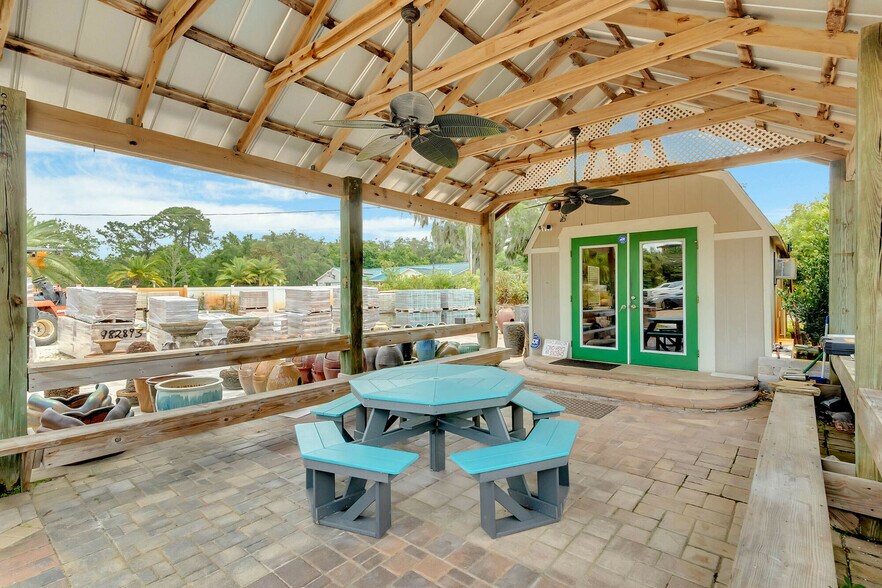 More Photos Of 8440 County Road 48, Yalaha Freestanding For Sale