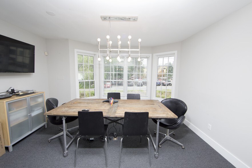 More Photos Of 30 W Bridge St, New Hope Freestanding For Lease