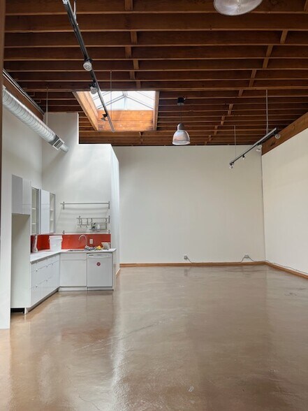 More Photos Of 528 NW 11th Ave, Portland Storefront For Lease