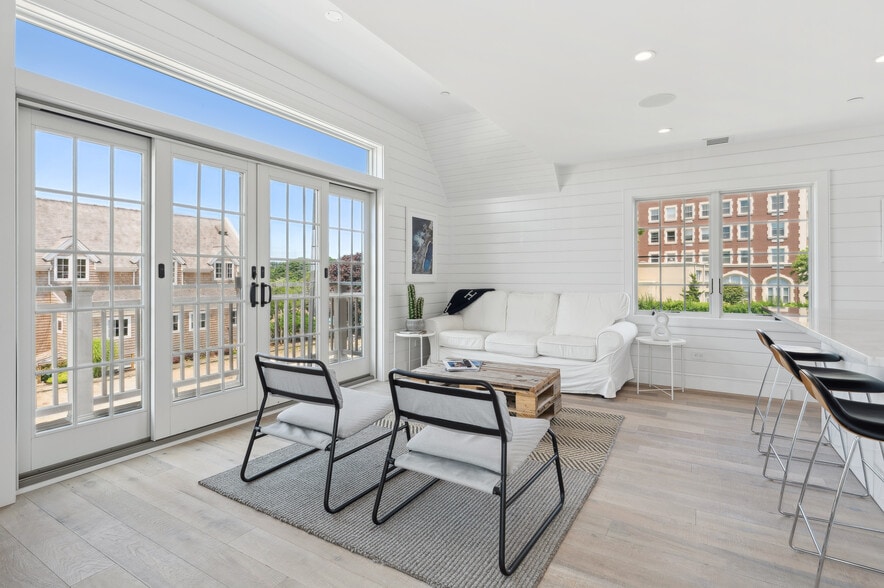 More Photos Of 45 S Euclid Ave, Montauk Storefront Retail Residential For Lease