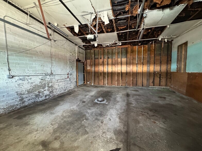 More Photos Of 214 Smith Ave, Kenesaw Warehouse For Sale