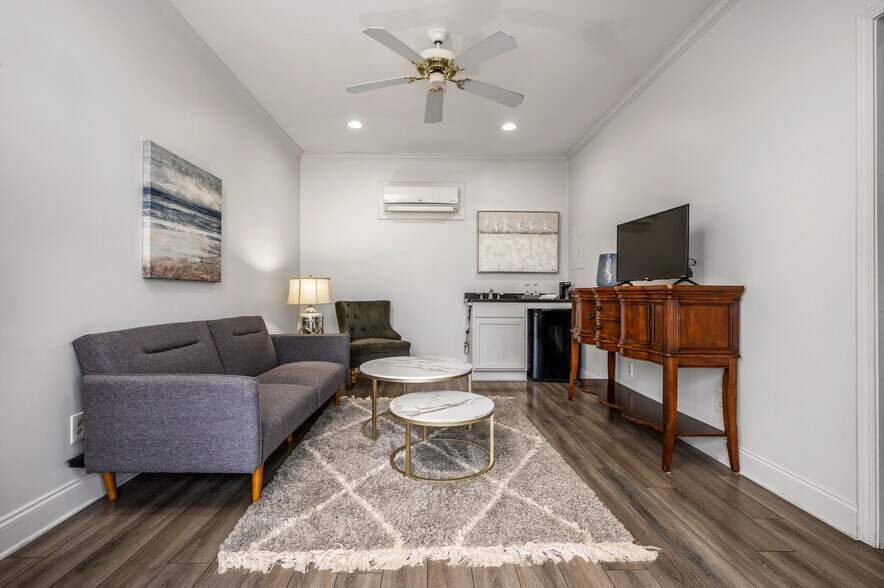 More Photos Of 27 S Park St, Dahlonega Hotel For Sale