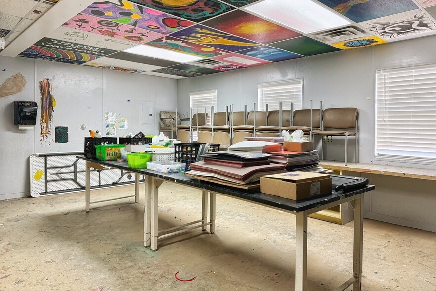 More Photos Of 25 Vista Point Rd, Santa Fe Healthcare For Sale