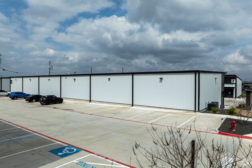 More Photos Of 19832 Panther Dr, Pflugerville Showroom For Lease